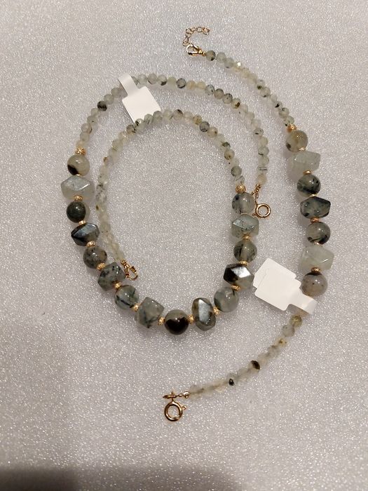 Komplet biżuterii wykonany z naturalnych kamieni