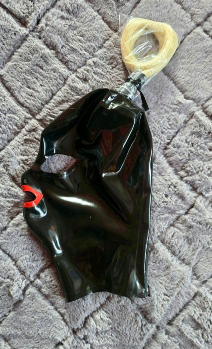 856/ ODRĘKI Foto Teatr Maska M czarna lateks blond ogon usta czerwone