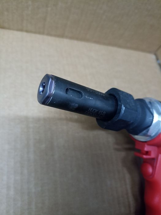 Rebitadora FAR de rebites de colar