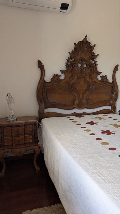 Mobilia de quarto em madeira em bom estado