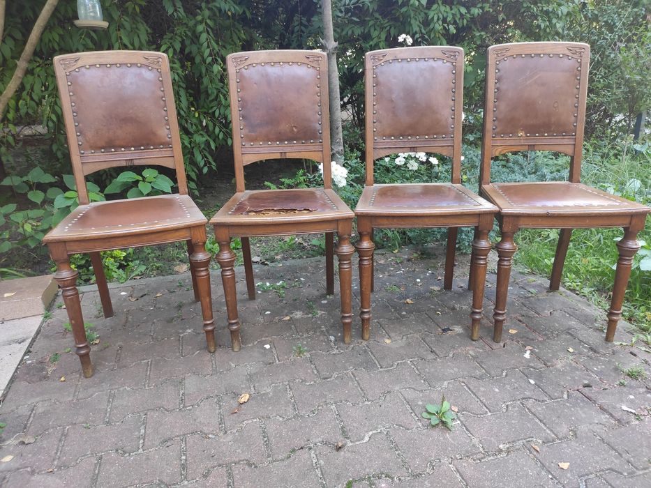 Cztery krzesła drewniane dębowe