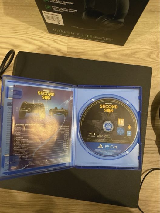 Ps4 Pro 1TB com Fone da Razer e Jogo