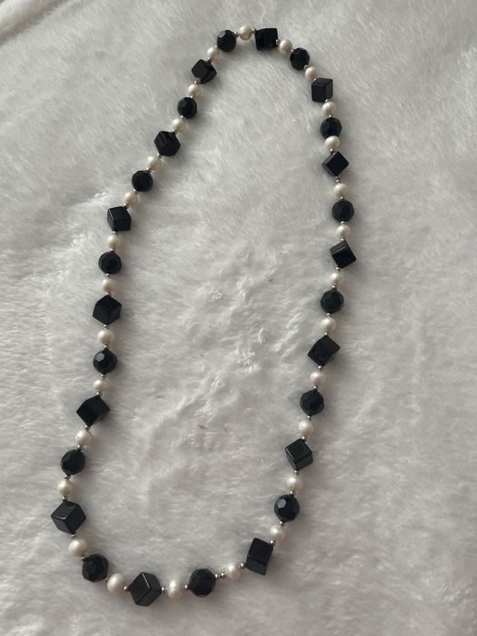 Бусы черно- белые, бижутерия