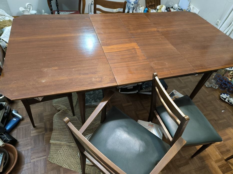 Mesa vintage 101cm X 193cm X 78cm + 8 cadeiras