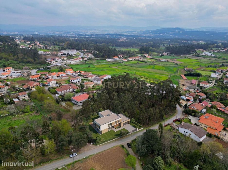 Terreno Urbano com 2.030m2 em Oliveira, Barcelos