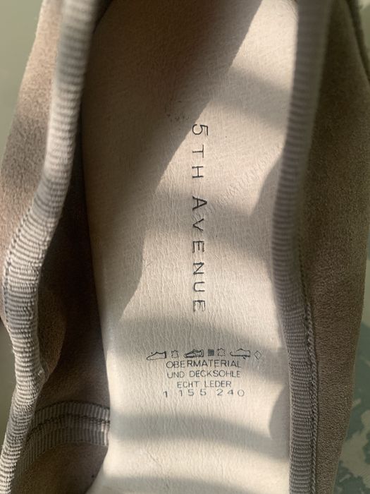 Buty damskie na koturnie.