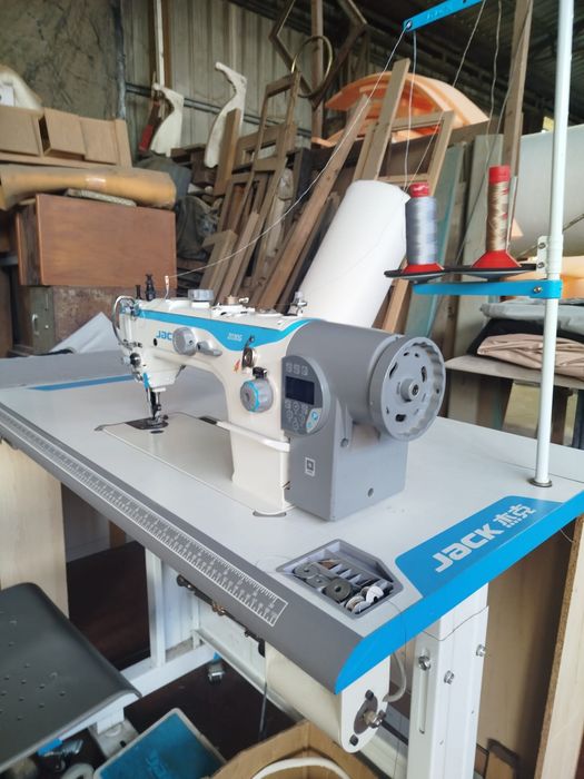 Vendo máquina de costura marca jack  2030 industrial para estofos ou trabalhos profissionais, máquina muito boa qualidade, vendida com muito pouco  us