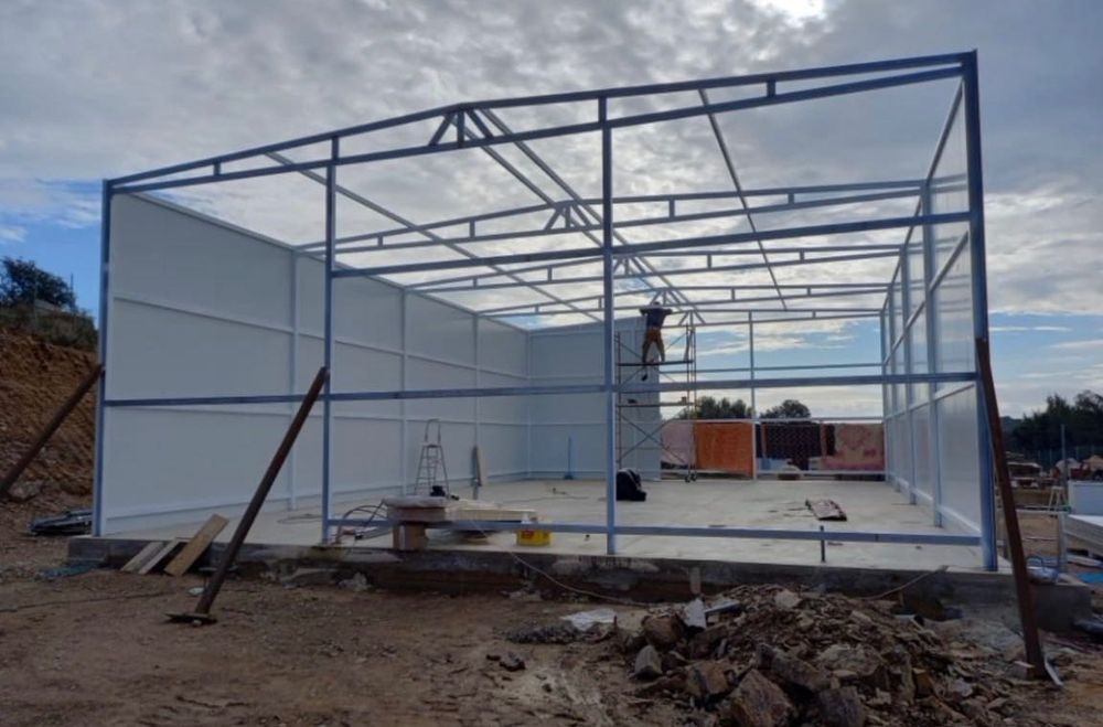 Montagem de telhas térmicas