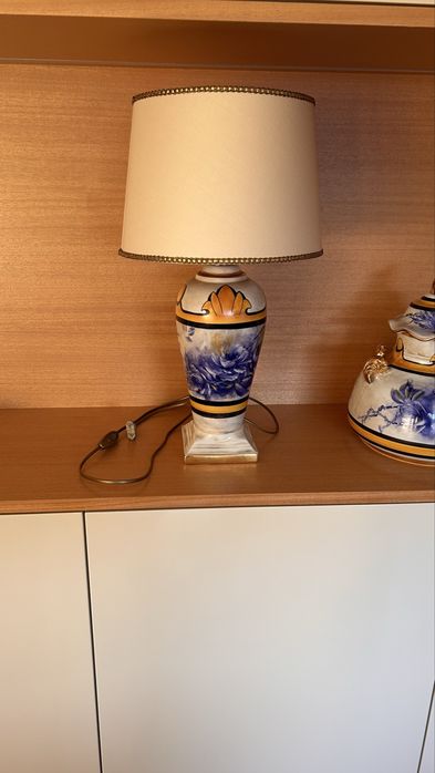 Conjunto de peças em porcelana pintadas à mão