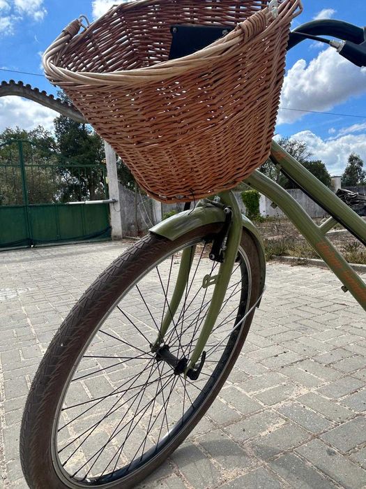 Bicicleta urbana Dolce Vita by Canellini mulher com bolsa e cesto - Verde Oliva