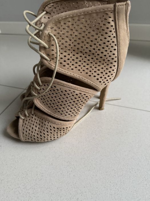 Letnie wiązane botki 37