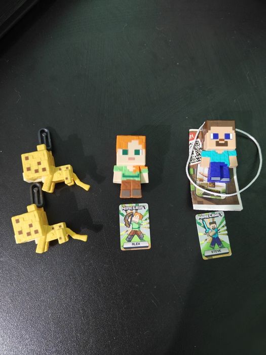 Фігурки Minecraft з кіндер-сюрпризу.