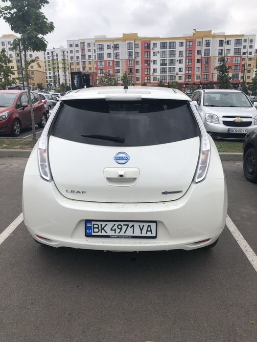Оренда електромобіля Nissan leaf