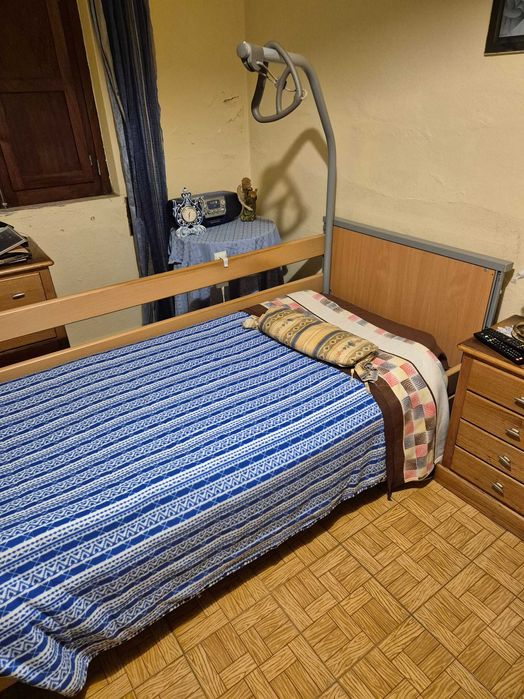 Venda de cama ortopédica articulada com colchão anti escaras e compressor. Recolha deve ser feita pelo comprador