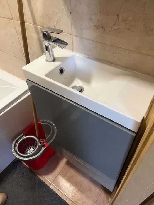 Umywalka i szafka wisząca