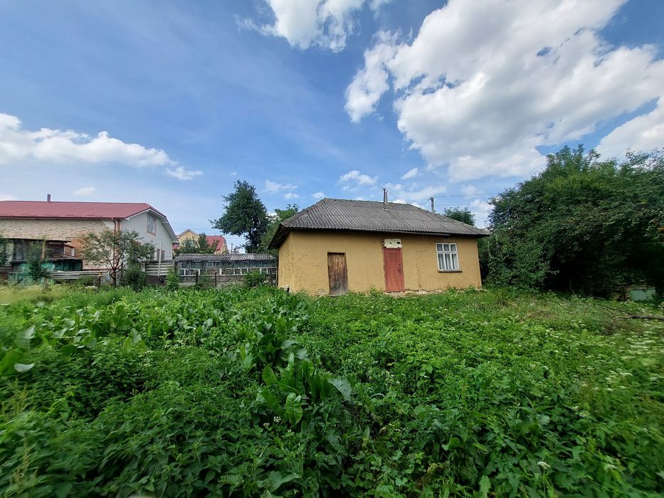 Будинок під знесення з гарною ділянкою під забудову