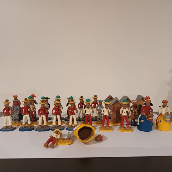 Peças xadrez antigas em argila pintadas à mão