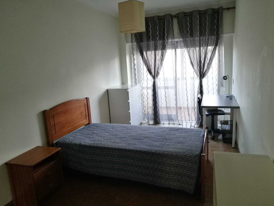 Cama Individual Madeira maciça + colchão + mesa de cabeceira