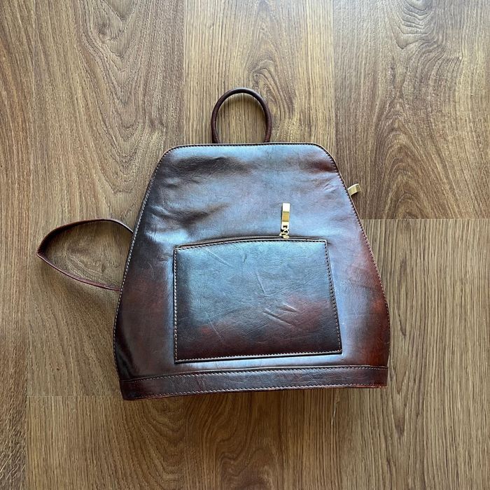 Mochila castanha em pele