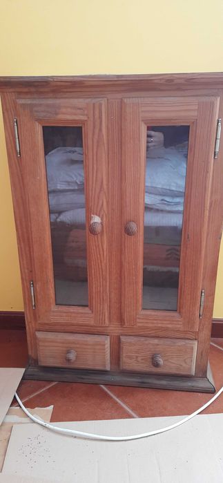 Armário em madeira