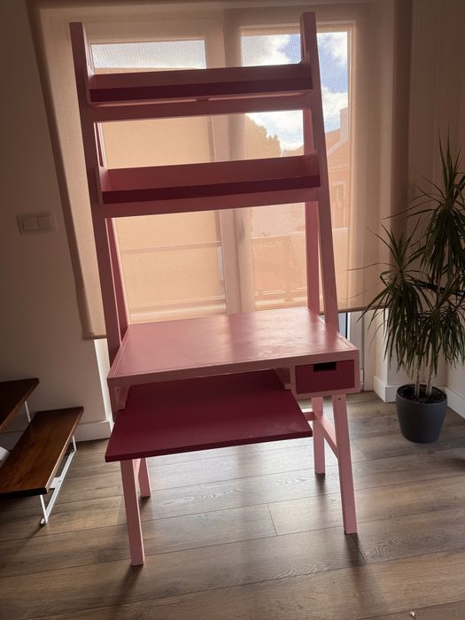 Secretária cor de rosa com prateleiras