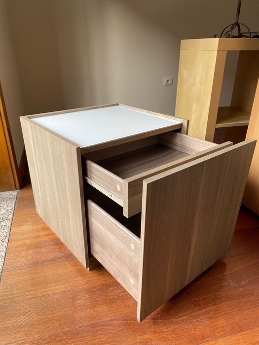 Mesa de Cabeceira IKEA