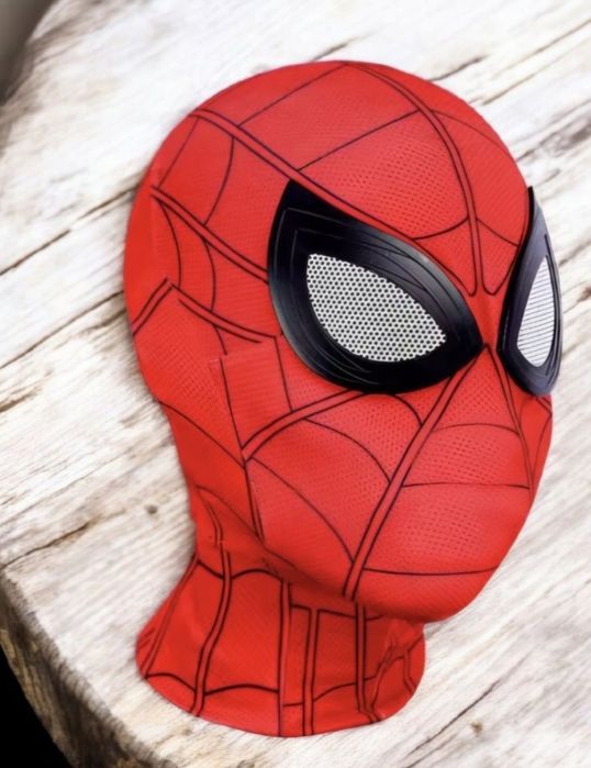 Czerwona maska spiderman