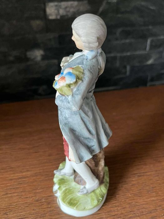 Panicz śliczna figurka z biskwitowej porcelany 15cm