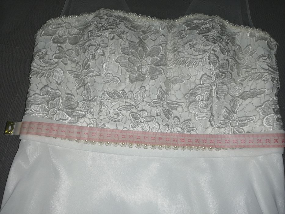 Piękna sukienka, perełki, koronka