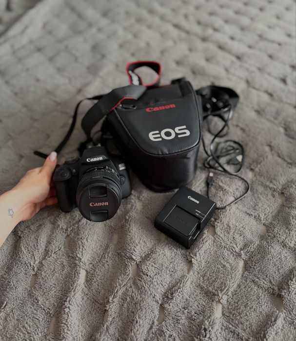 Фотоапарат Canon EOS 2000D