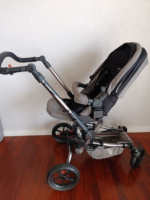 Carrinho de criança cinza
