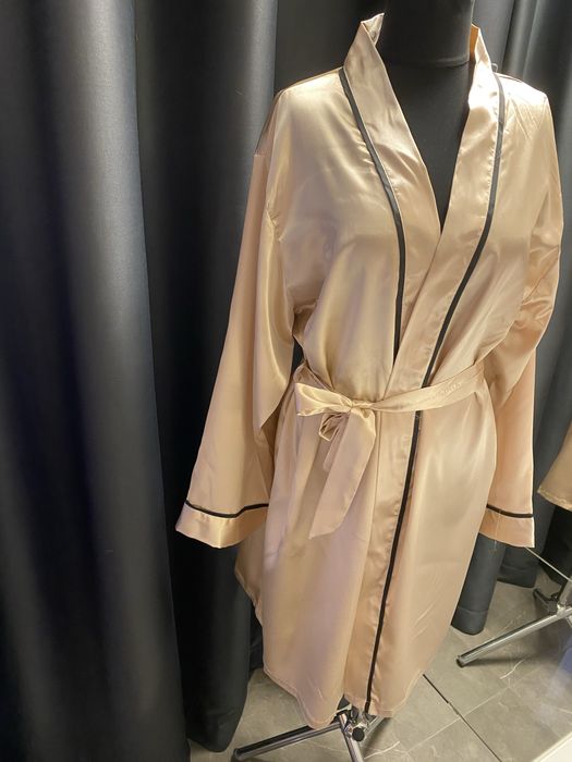 Халат атласный бежевого цвета с коричневым кантиком