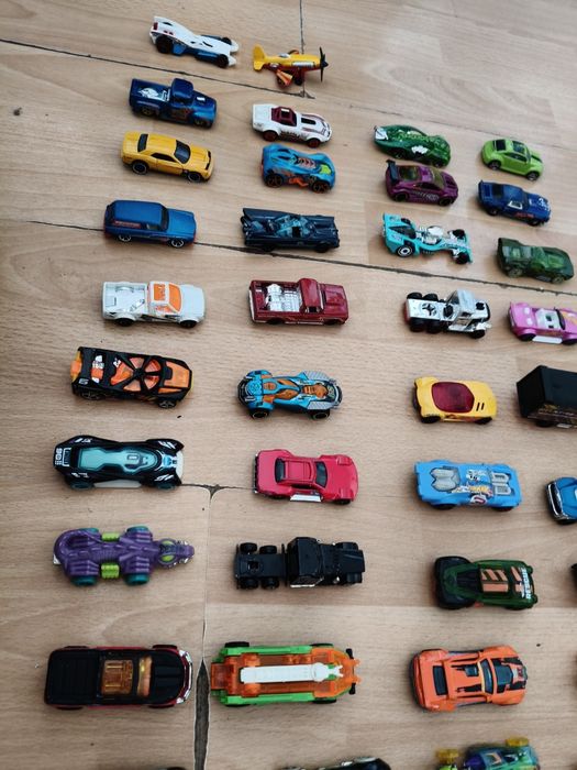 Zestaw samochodzików Hot Wheels 46 sztuk