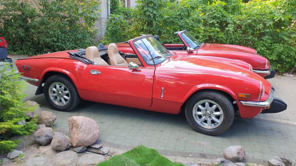 Wynajem samochodu na ślub - czerwony kabriolet cabrio Triumph Spitfire