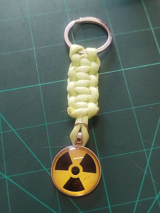 Porta-chaves com símbolo nuclear e fluorescente.  Símbolo em acrílico, com verdeparacord fluorescente