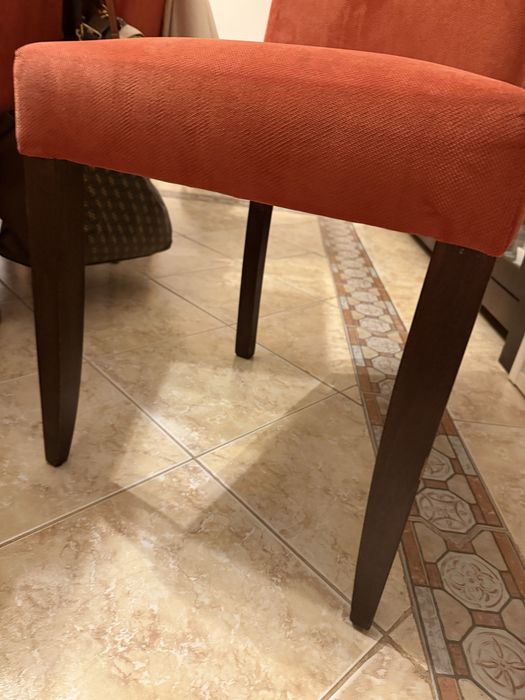 Mesa sala com 6 vadeiras e aparador.