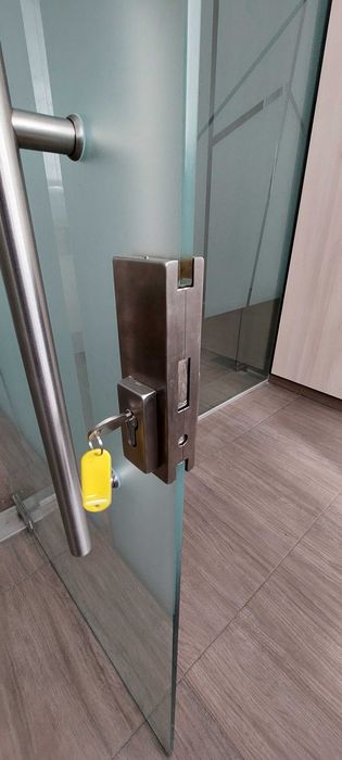 Офісні скляні перегородки