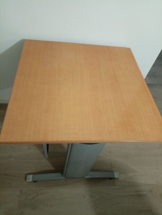 Mesa com tampo madeira