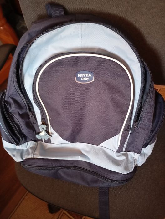 Продам рюкзак темно синього кольору.