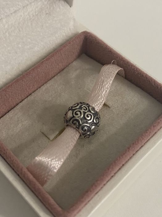 Kulkowy charms marki Pandora