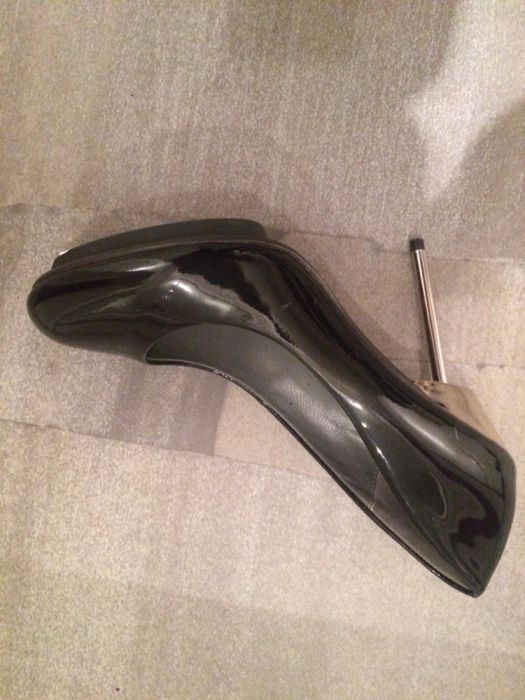 Szpilki czarne lakierowane United Nude 39