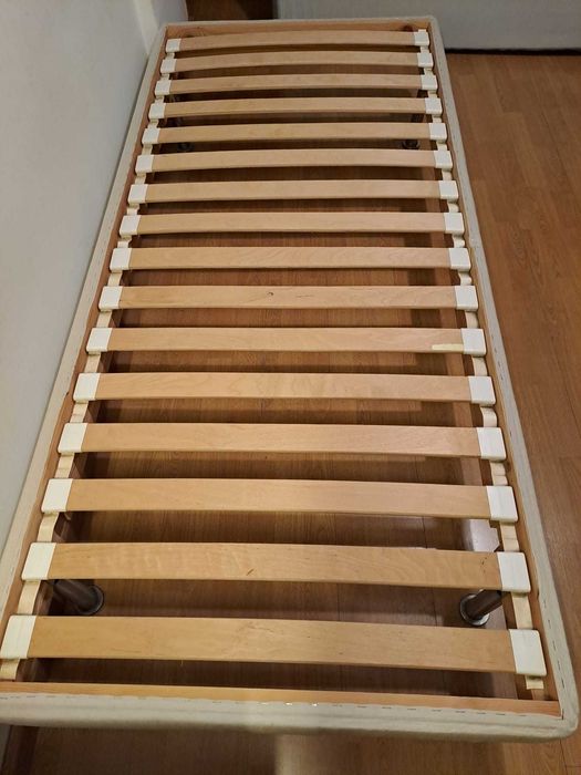Base de Cama IKEA Solteiro com Ripas e Pés Metálicos – Bom Estado