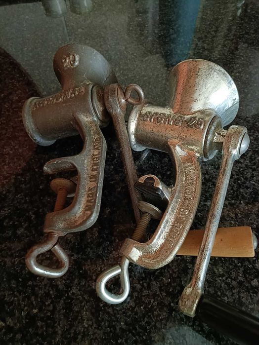 2 Máquinas de picar carne marca National em ferro fundido