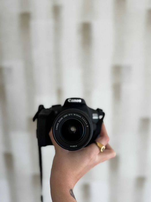 Canon EOS 2000D.