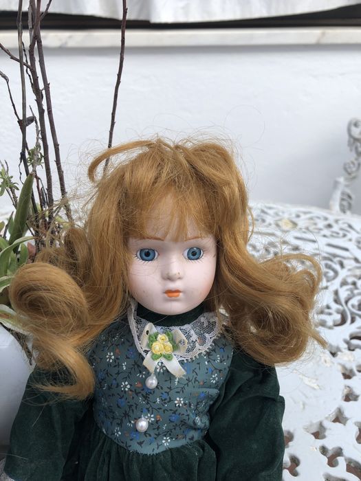 Bonecas em perfeito estado e baratas