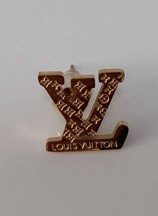 Brincos Louis Vuitton.
