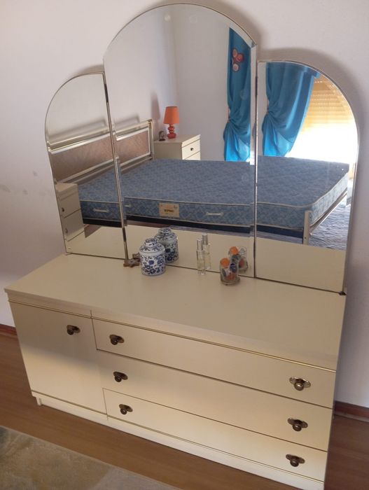 Quarto completo (cama, colchão, cómoda e mesas cabeceira)