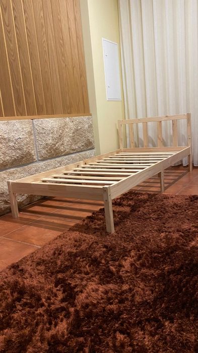 Estrutura de cama de solteiro com colchão