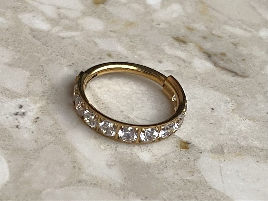 Unisex kolczyk 10 mm piercing 16 G kółko segment Tytan