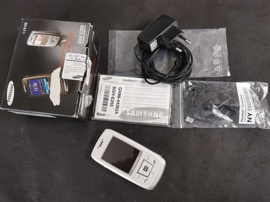 Samsung SGH-E250i - como novo na caixa com todos os acessórios.